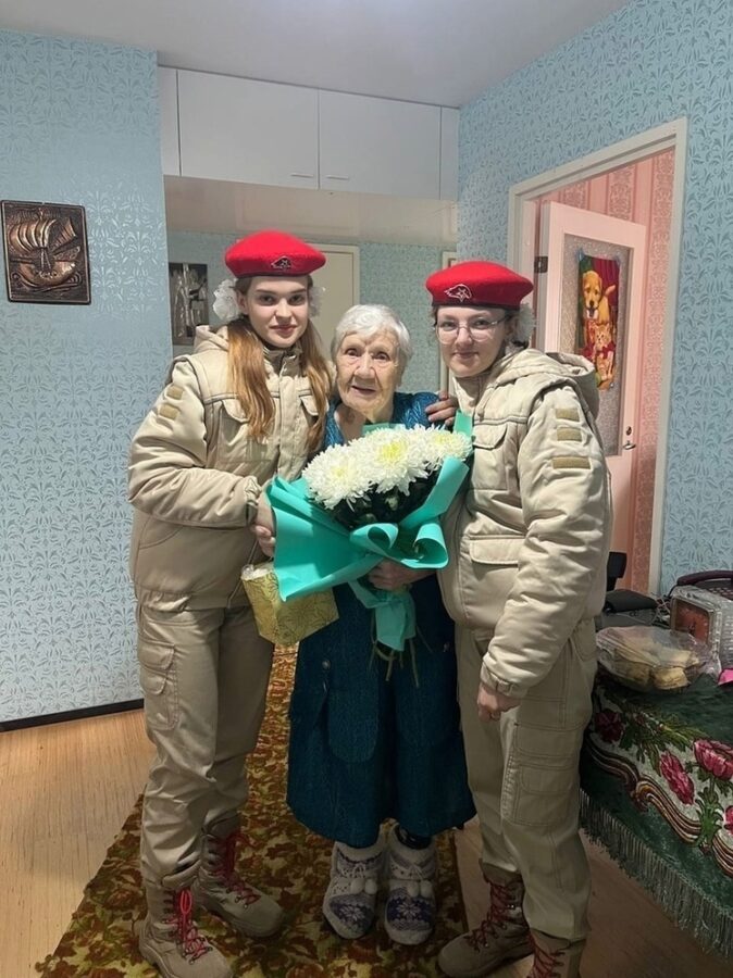 В Андреаполе юнармейцы навестили бывшую жительницу блокадного Ленинграда Анну Кириллову