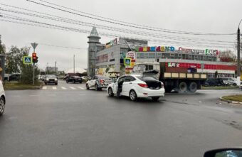 Утром в Заволжском районе Твери столкнулись две легковушки Утром в Заволжском районе Твери столкнулись две легковушки