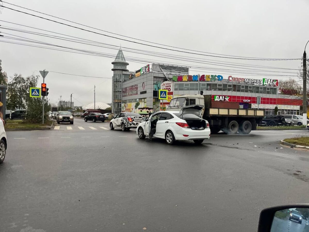 Утром в Заволжском районе Твери столкнулись две легковушки