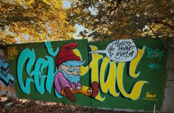 Тверские художники подарили городу депрессивного гнома Тверские художники подарили городу депрессивного гнома