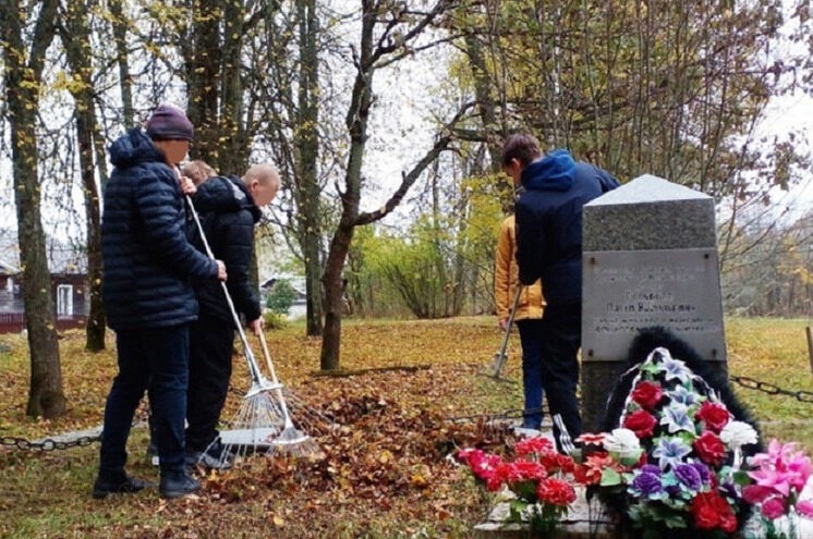 В Андреапольском округе школьники провели сезонную уборку на территории воинских захоронений