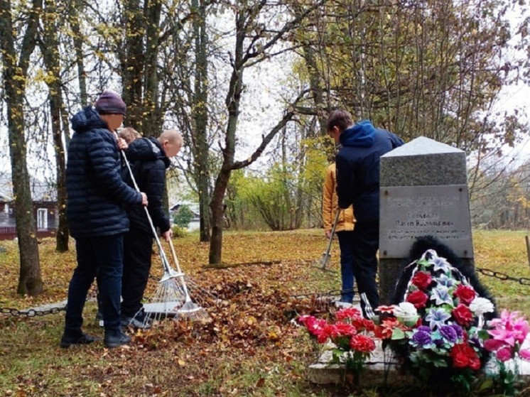 В Андреапольском округе школьники провели сезонную уборку на территории воинских захоронений