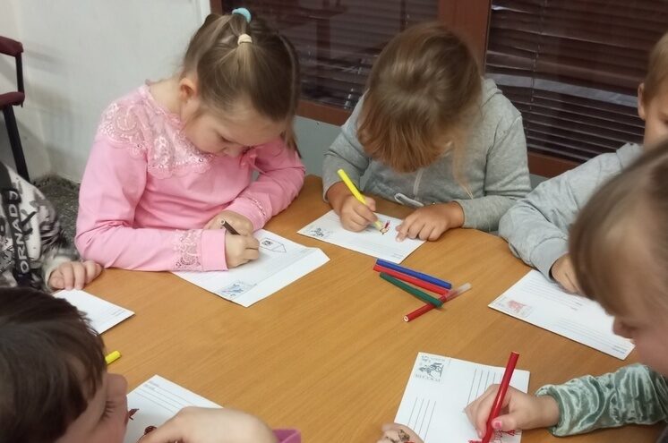 Дети из Андреаполя клеили марки и разносили письма Дети из Андреаполя клеили марки и разносили письма