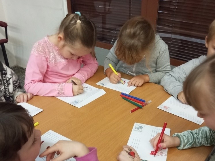 Дети из Андреаполя клеили марки и разносили письма