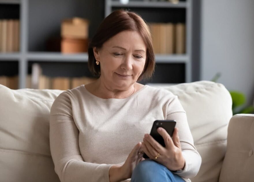 Эксперт рассказал, как подобрать телефон для пожилого человека