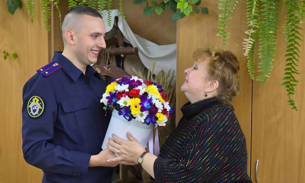 В Твери офицер СК поздравил свою учительницу с профессиональным праздником