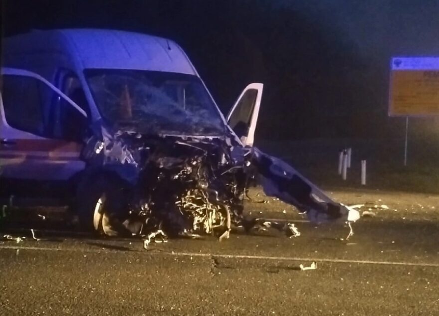 Утром в Тверской области столкнулись грузовик и фургон