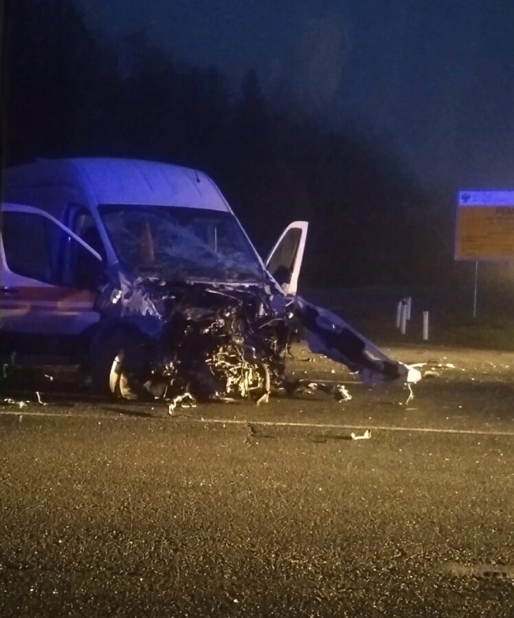 Утром в Тверской области столкнулись грузовик и фургон