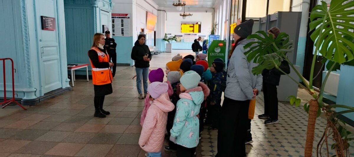 Детям из Вышнего Волочка показали, как работает железнодорожный вокзал