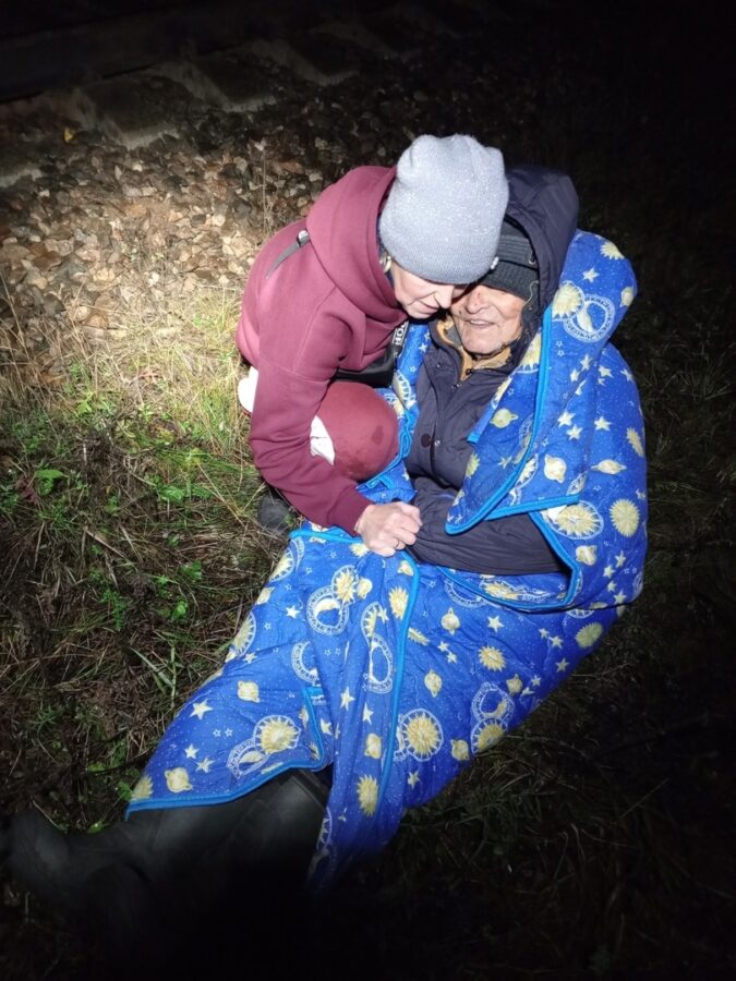 Волонтеры рассказали, как спасли упавшего в обрыв пенсионера в Тверской области