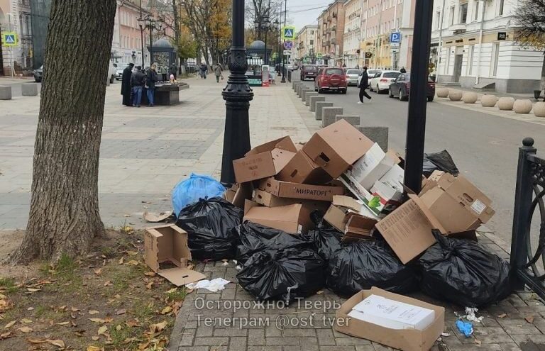 Центр Твери забросали огромным количеством мусора