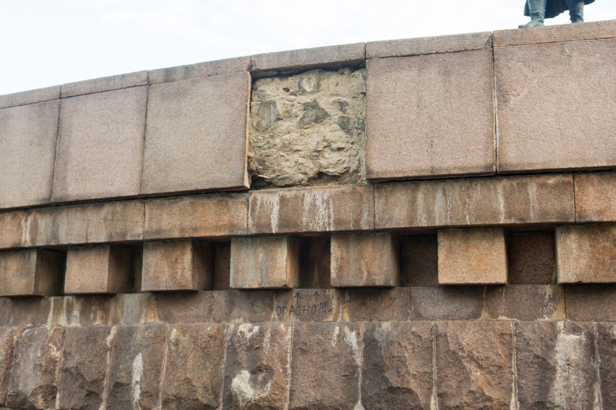 Жители Твери огорчены состоянием памятника Афанасию Никитину