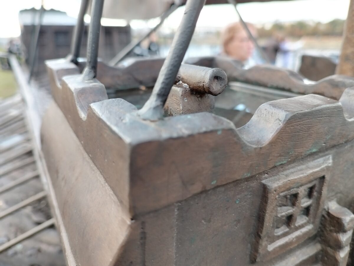 В Твери туристы трут на счастье Екатерину II