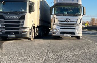 На трассе в Тверской области фуры встают "стеной" и не дают проехать автомобилям