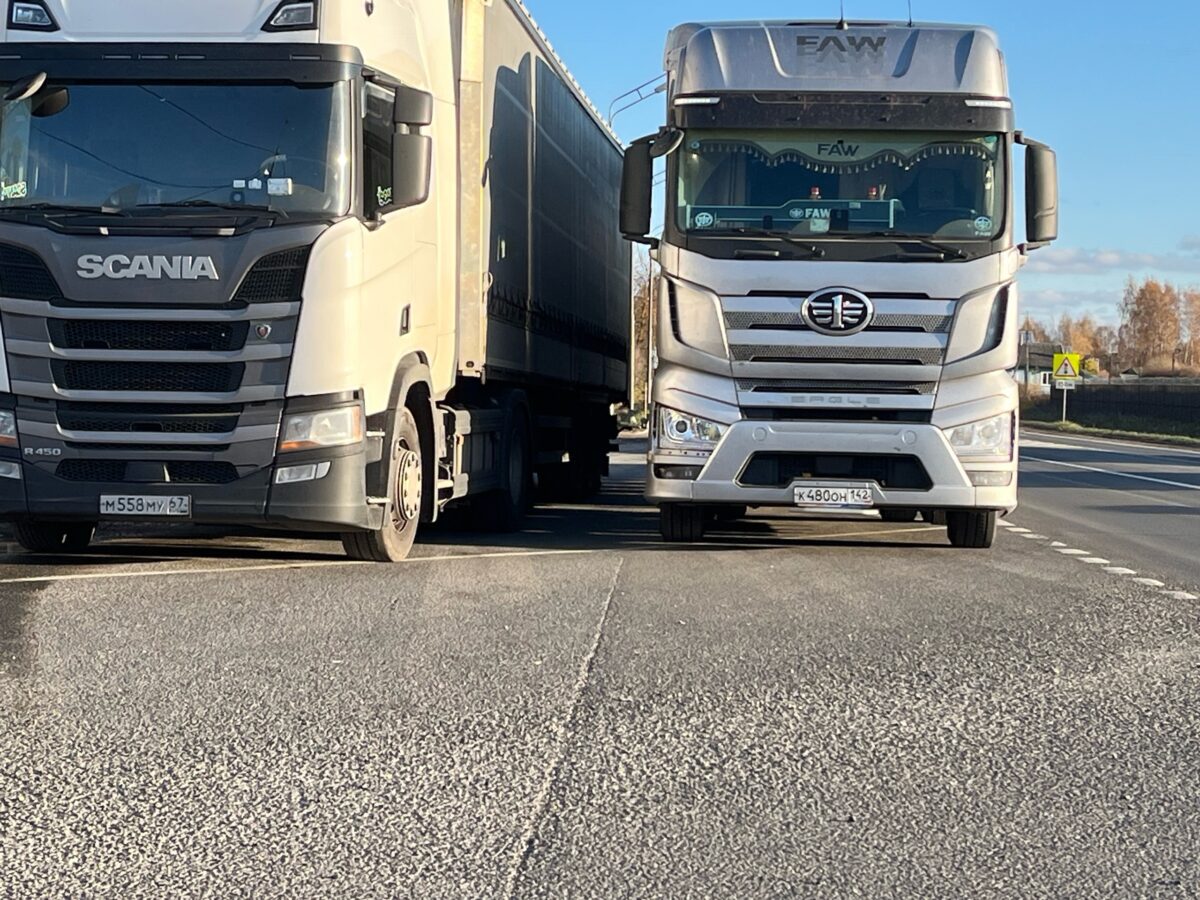 На трассе в Тверской области фуры встают "стеной" и не дают проехать автомобилям