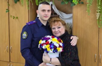 В Твери офицер СК поздравил свою учительницу с профессиональным праздником В Твери офицер СК поздравил свою учительницу с профессиональным праздником