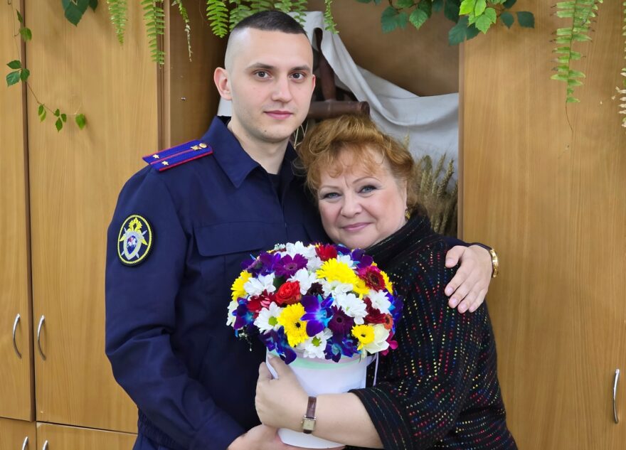 В Твери офицер СК поздравил свою учительницу с профессиональным праздником В Твери офицер СК поздравил свою учительницу с профессиональным праздником