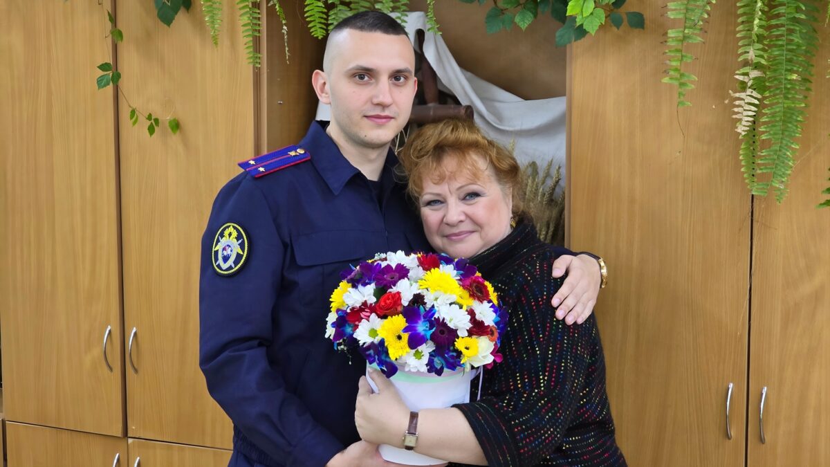 В Твери офицер СК поздравил свою учительницу с профессиональным праздником