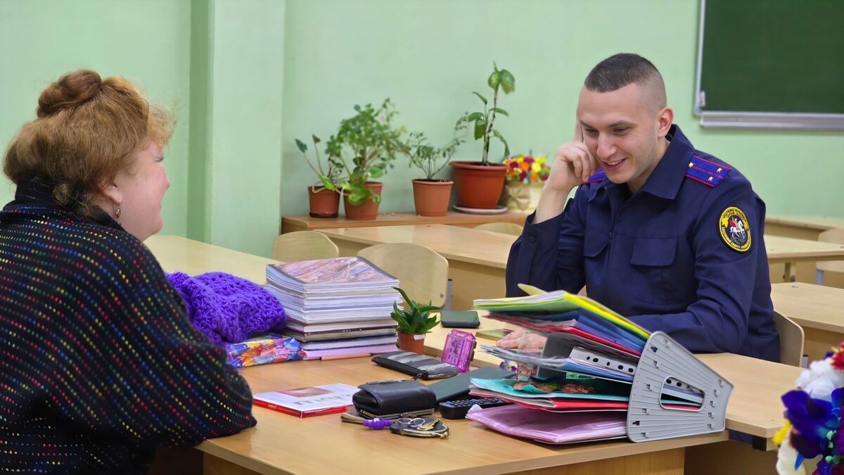 В Твери офицер СК поздравил свою учительницу с профессиональным праздником