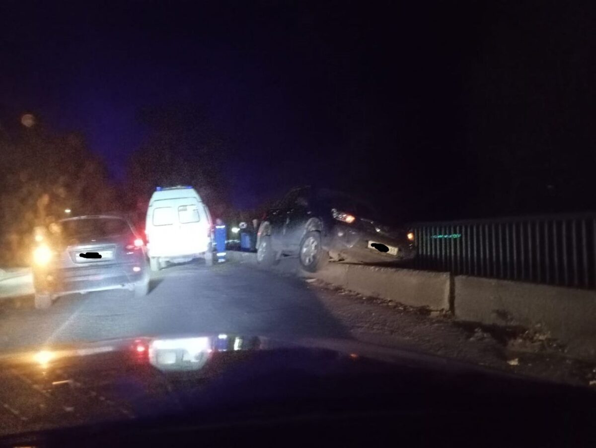 В Тверской области автомобиль чуть не вылетел с моста В Тверской области автомобиль чуть не вылетел с моста