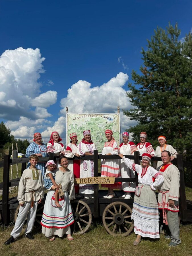 В Тверской области люди старшего поколения пишут картины, шьют народные костюмы и участвуют в театрализованных постановках
