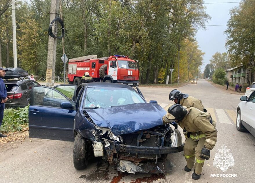 В городе Тверской области огнеборцы ликвидировали последствия ДТП В городе Тверской области огнеборцы ликвидировали последствия ДТП