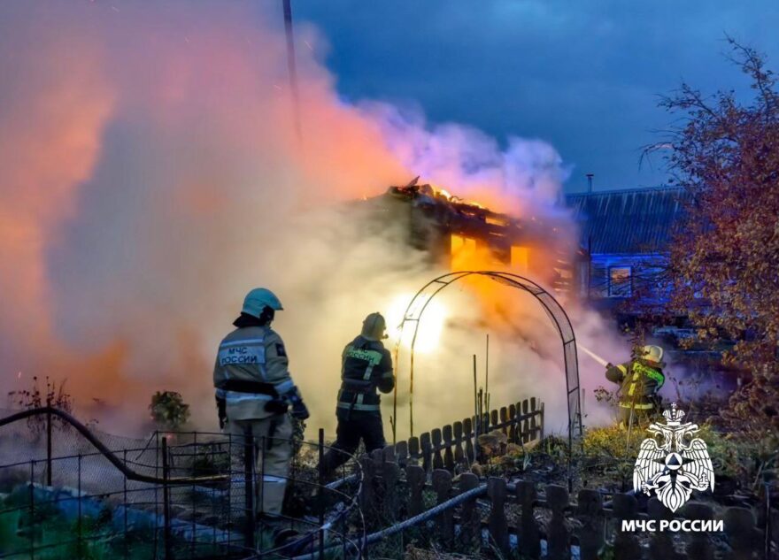 Под Тверью вспыхнул дачный дом
