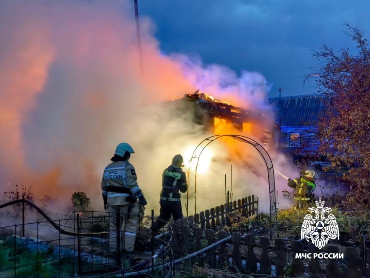 Под Тверью вспыхнул дачный дом Под Тверью вспыхнул дачный дом