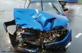 Водитель и пассажир пострадали при столкновении с фурой в Твери