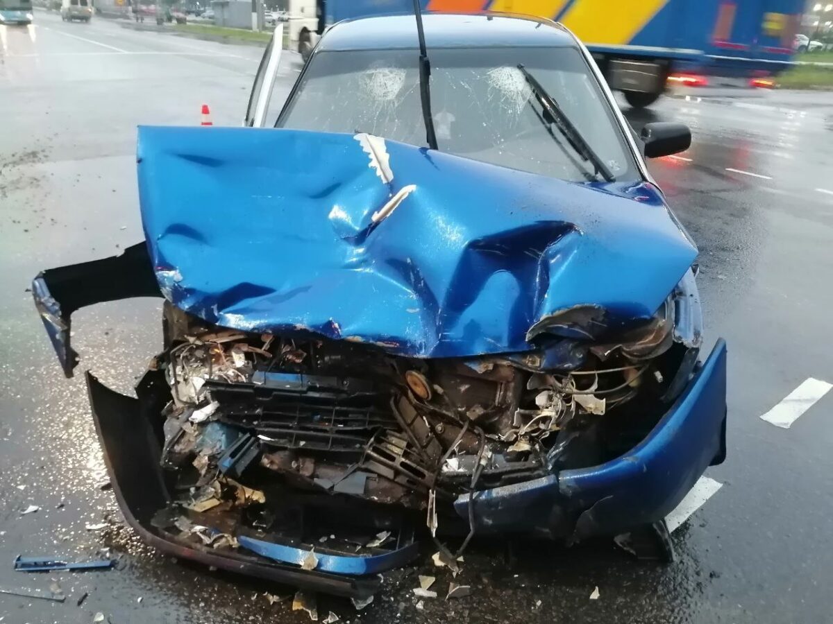 Водитель и пассажир пострадали при столкновении с фурой в Твери