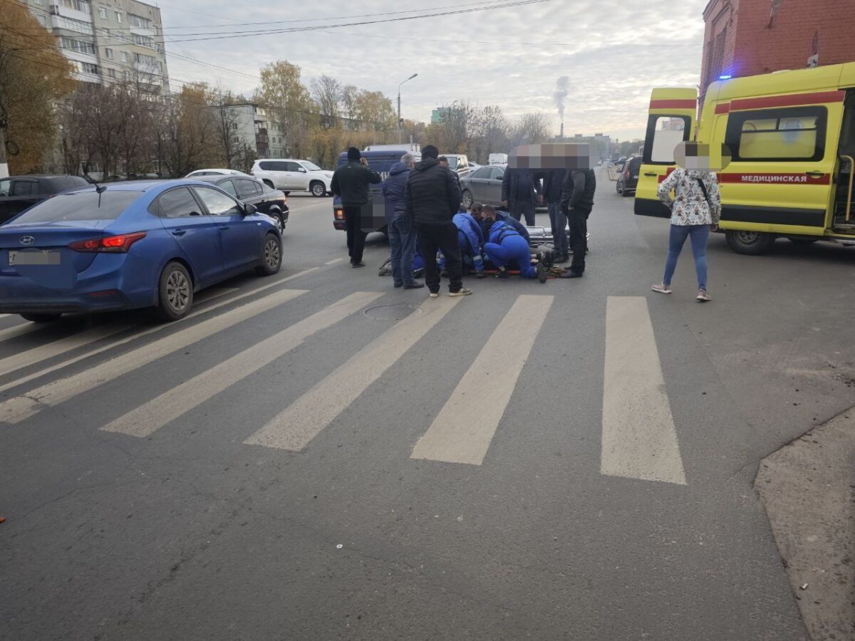 В Твери парень на Иже сбил на пешеходном переходе пенсионера