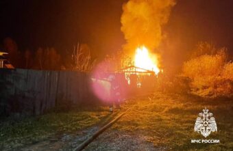 Рано утром в Тверской области полыхала баня