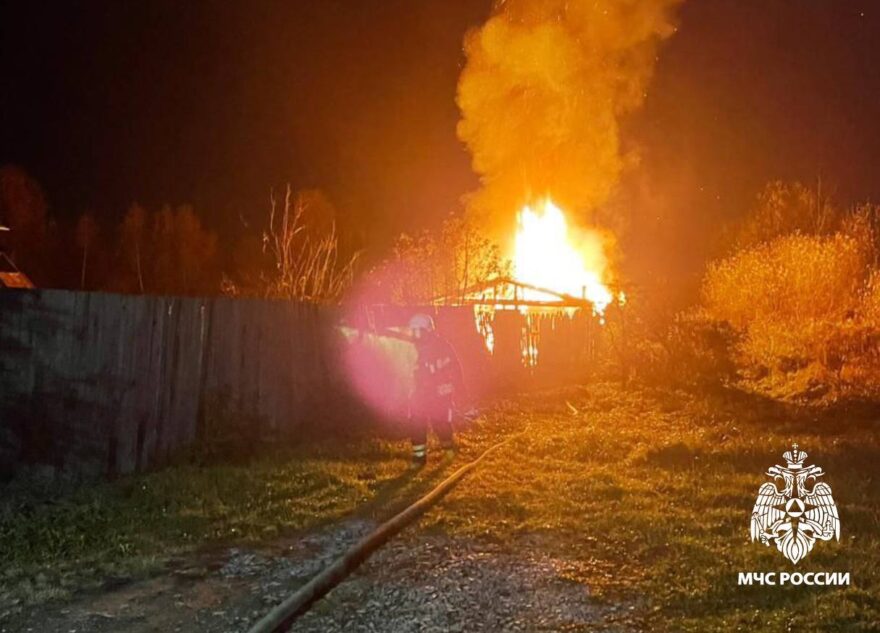 Рано утром в Тверской области полыхала баня