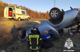 В Тверской области сотрудники МЧС спасали водителя из перевернутого  автомобиля В Тверской области сотрудники МЧС спасали водителя из перевернутого  автомобиля