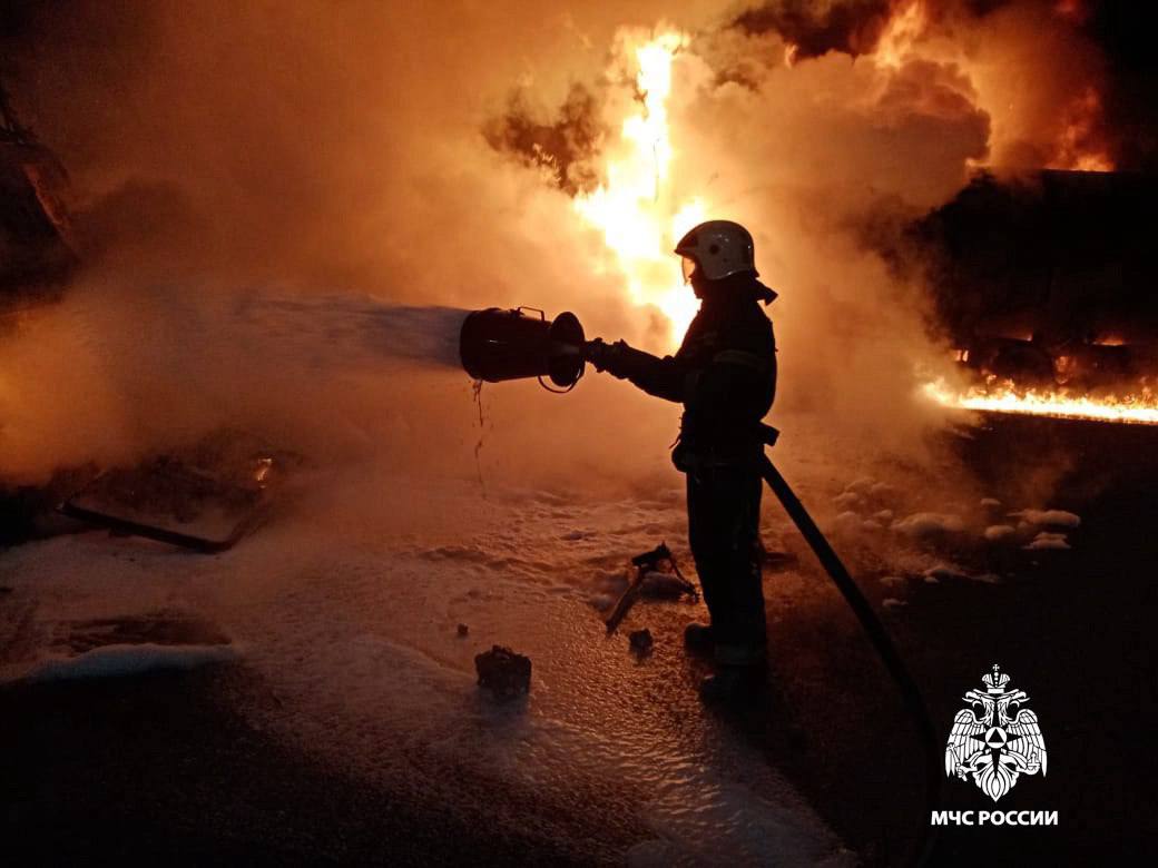 Страшная авария: в Тверской области сгорели грузовики