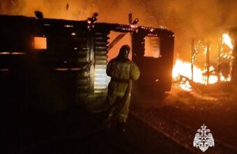 Ночью огнеборцы тушили баню в Тверской области Ночью огнеборцы тушили баню в Тверской области