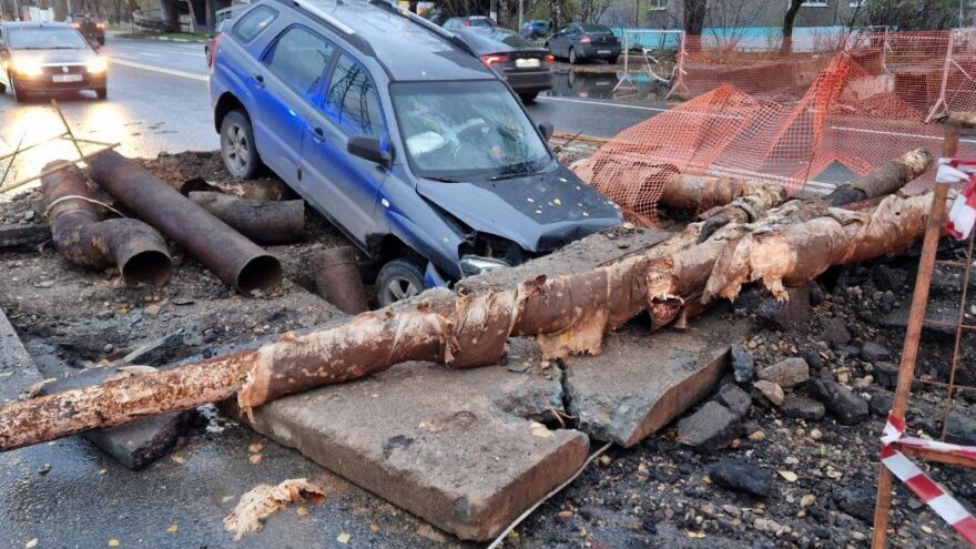 В Твери автомобиль влетел в яму с трубами