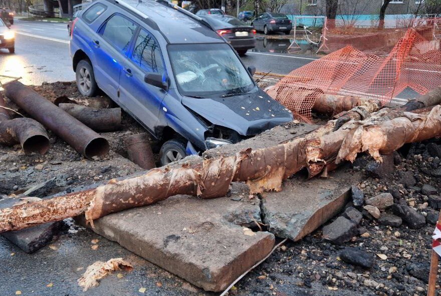 В Твери автомобиль влетел в яму с трубами В Твери автомобиль влетел в яму с трубами