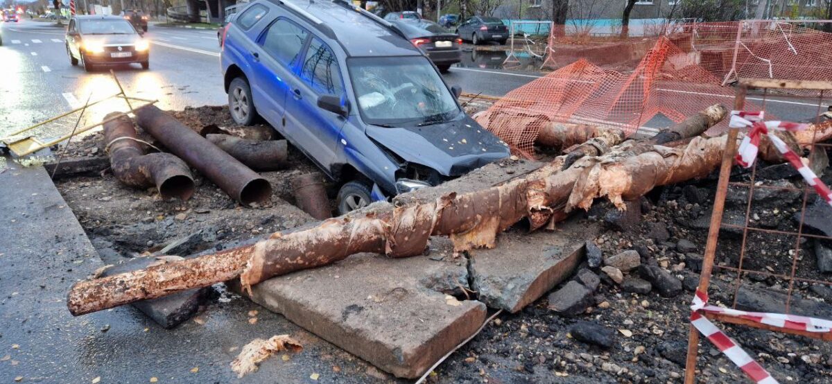 В Твери автомобиль влетел в яму с трубами