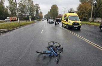 Велосипедистка попала под колёса "Лады" на зебре в Твери Велосипедистка попала под колёса "Лады" на зебре в Твери