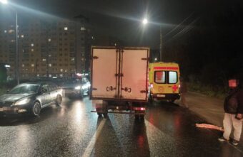 В Твери женщина попала под колёса грузовика