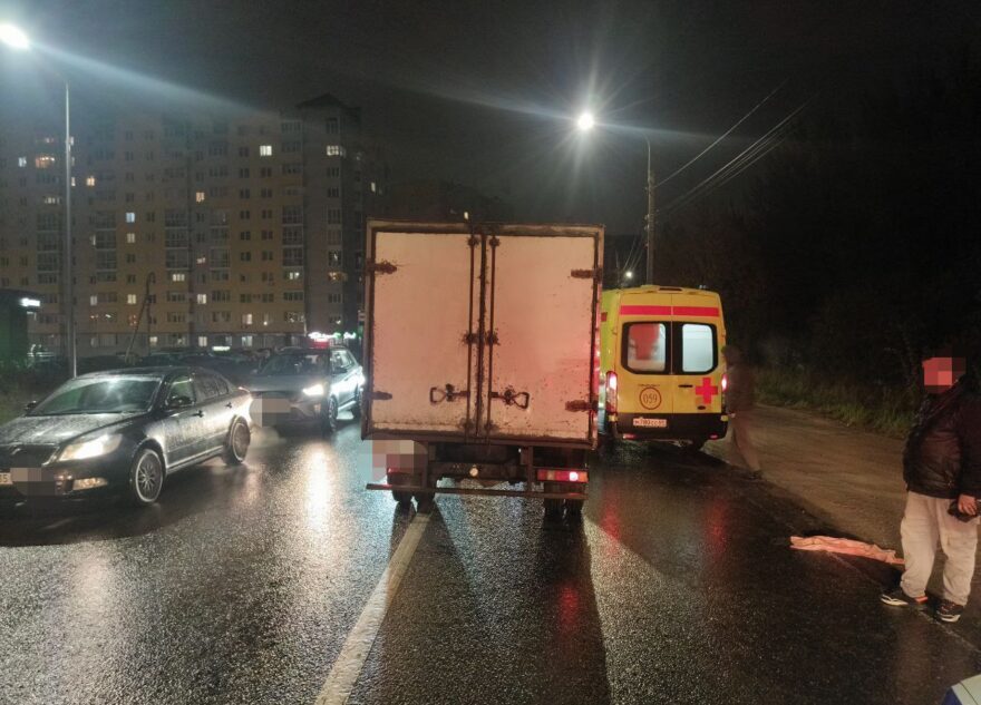 В Твери женщина попала под колёса грузовика