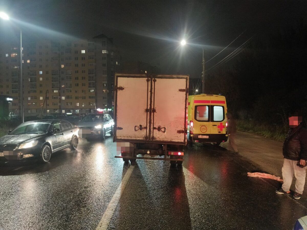 В Твери женщина попала под колёса грузовика В Твери женщина попала под колёса грузовика