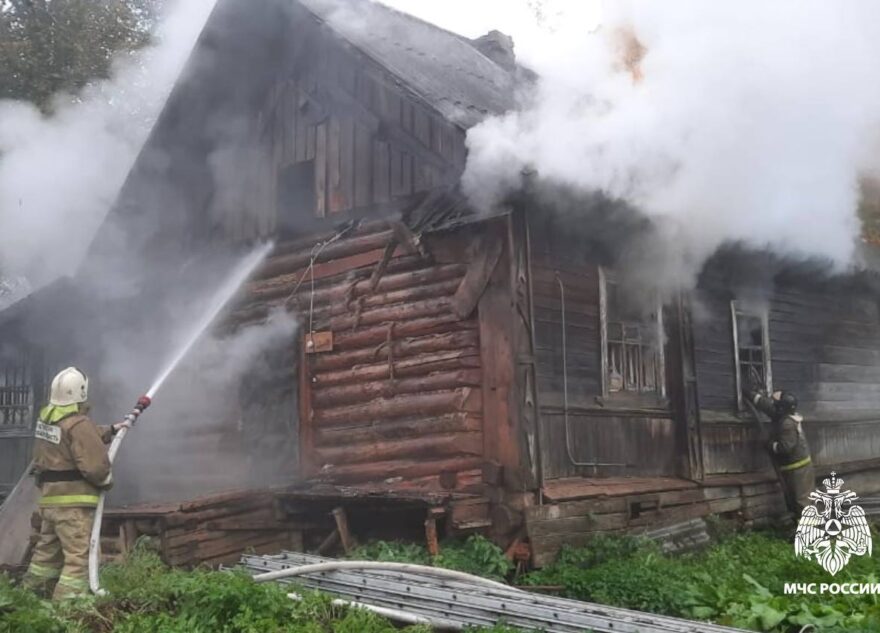 В Тверской области загорелся жилой дом