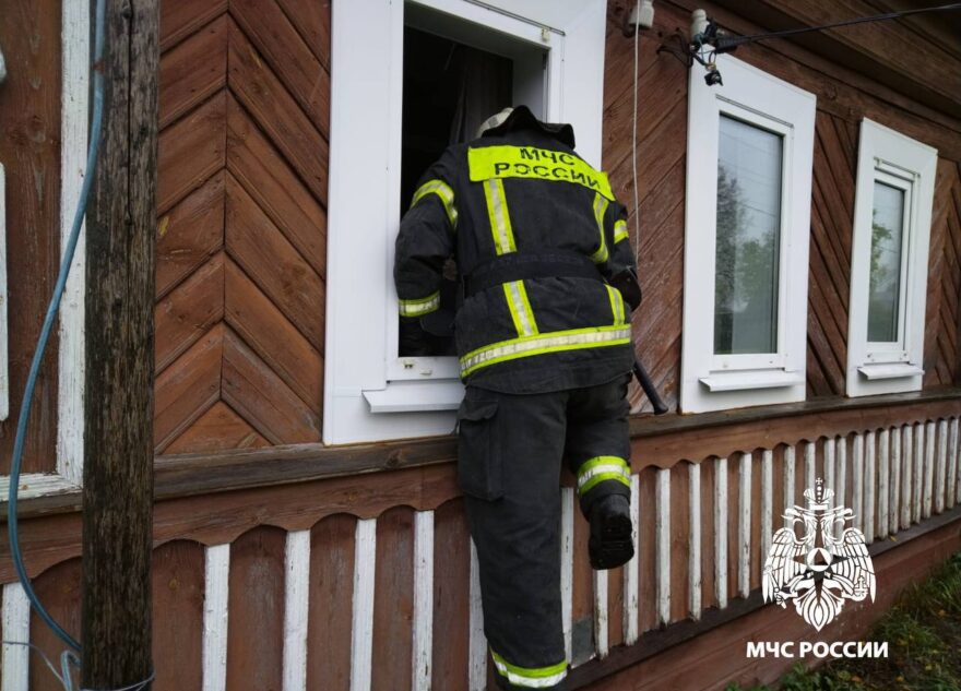 Счет шел на минуты: в Тверской области пожарные помогли спасти пожилую женщину Счет шел на минуты: в Тверской области пожарные помогли спасти пожилую женщину
