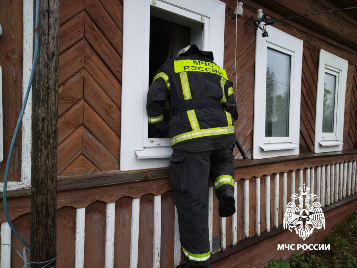 Счет шел на минуты: в Тверской области пожарные помогли спасти пожилую женщину