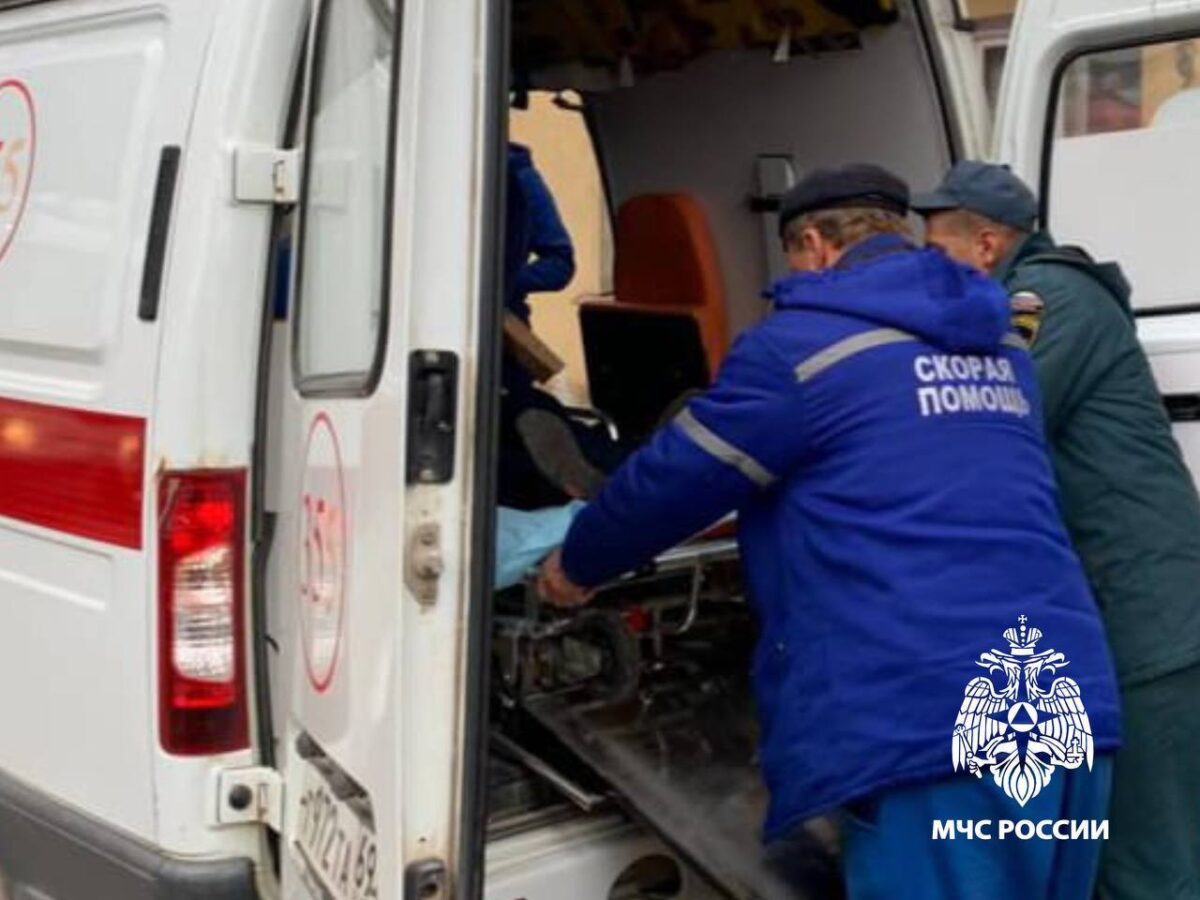 Счет шел на минуты: в Тверской области пожарные помогли спасти пожилую женщину