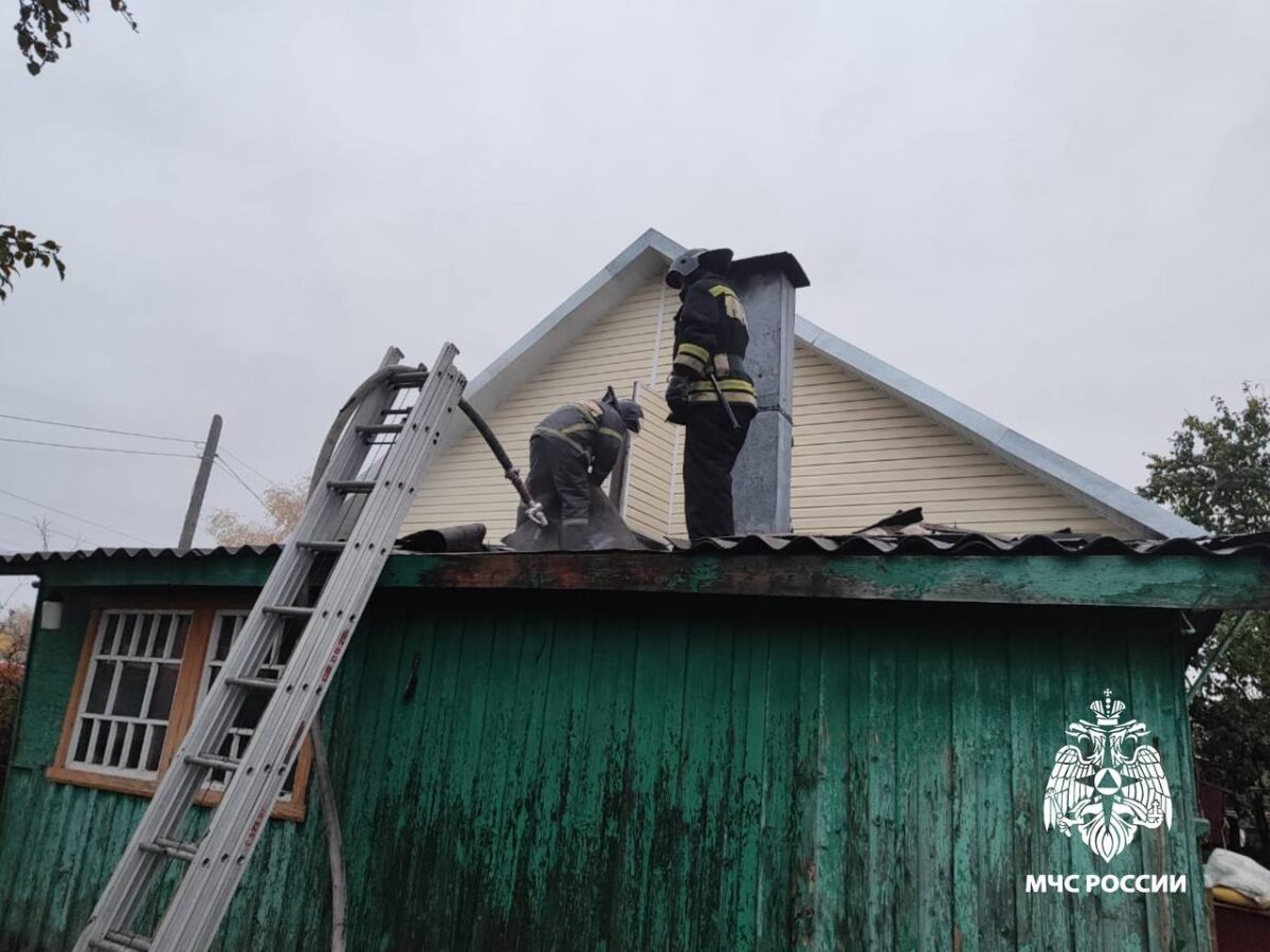 Пожарные отстояли от огня дом многодетной семьи в Тверской области