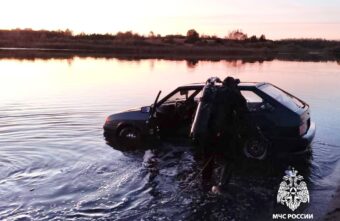 Из реки в Тверской области вытащили машину Из реки в Тверской области вытащили машину