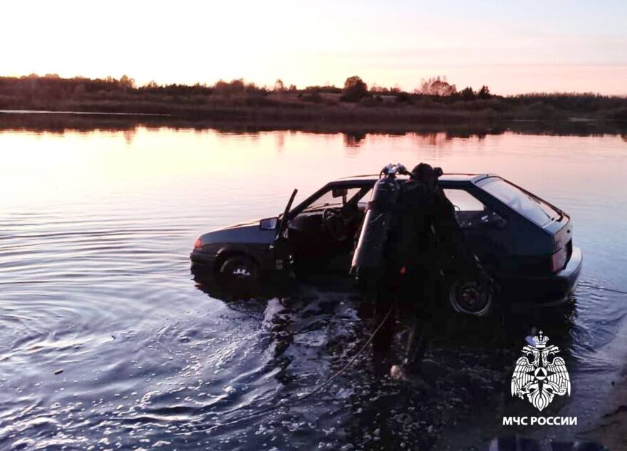 Из реки в Тверской области вытащили машину